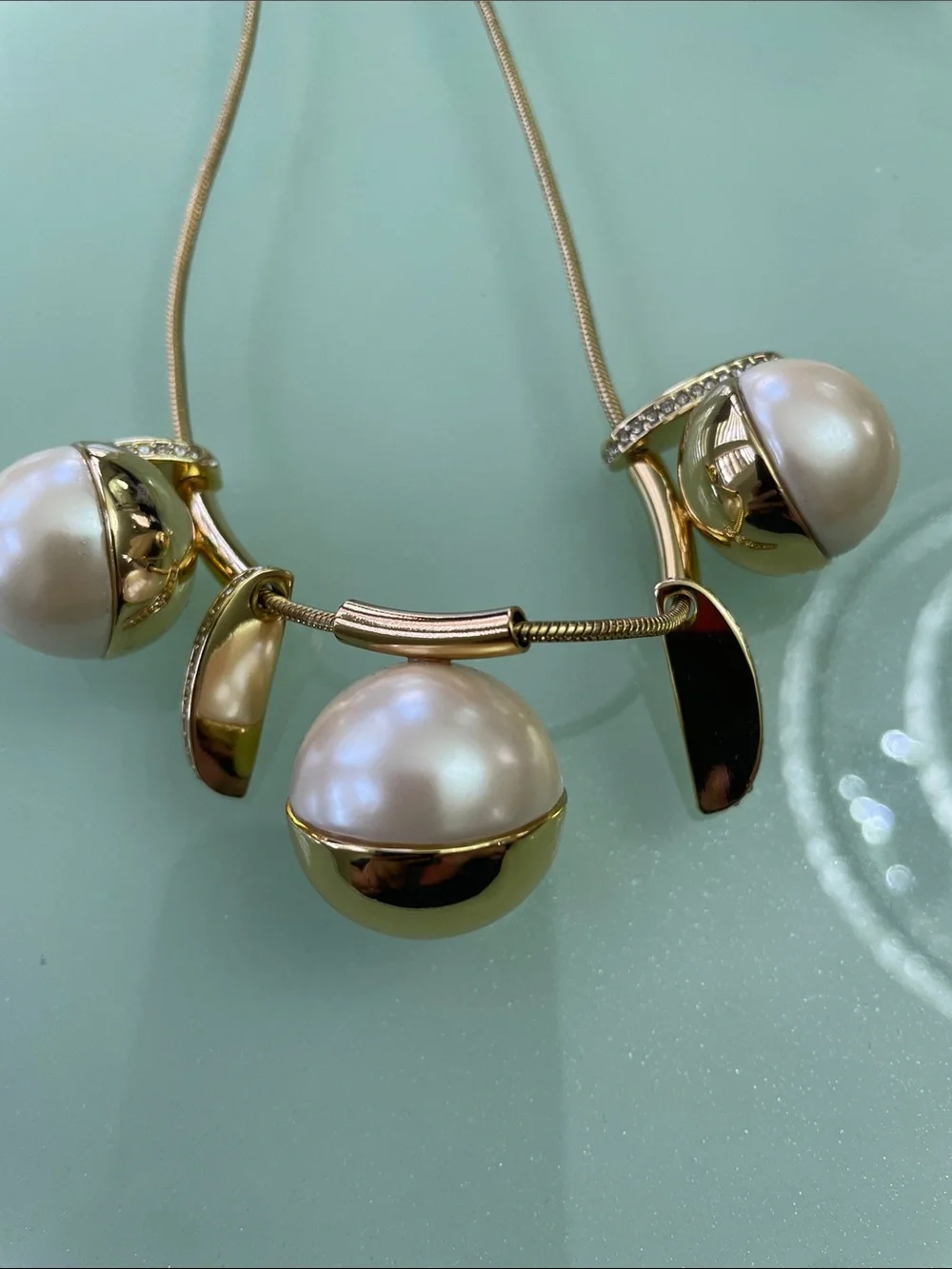 Kate Spade New York Pendant in gold with pearls long chain.